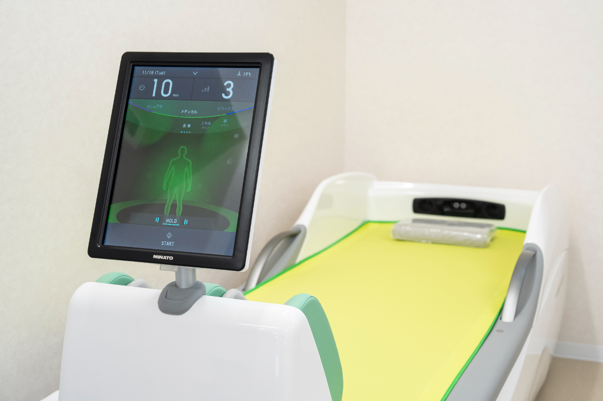 ウォーターマッサージベッドによる全身リラクゼーション治療の風景