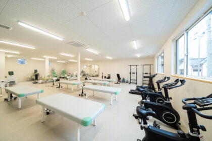 和歌山市のほんだ整形外科 リハビリ室の様子と理学療法の風景