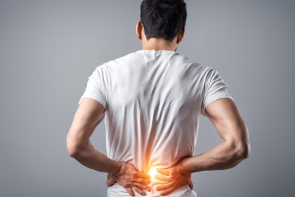 背中の左/右/真ん中が痛い原因は？肩甲骨の下の痛み・息苦しさの注意点を医師が解説