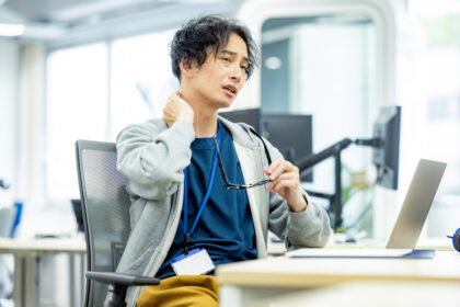 首の右側が痛い原因「右を向こうとしただけで首がズキッ」「右肩のほうまで重だるい」