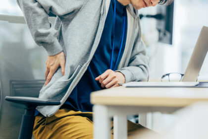 腰痛の原因(デスクワークや同じ姿勢が原因で腰が痛いとき)