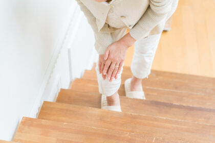 階段で膝が痛いときの原因と対処法