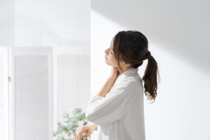 首が痛いときの主な原因・・・「首が回らない」「後ろを向くとズキッと痛む」