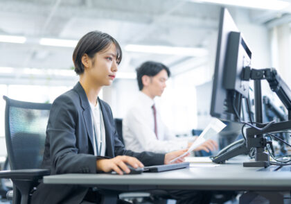 首が痛いときの主な原因・・・「座る姿勢が悪い」「枕が合わない」「一日中下を向いて作業している」